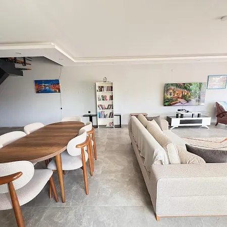 דירה Luxury With Private Pool, Spacious And Furnished *